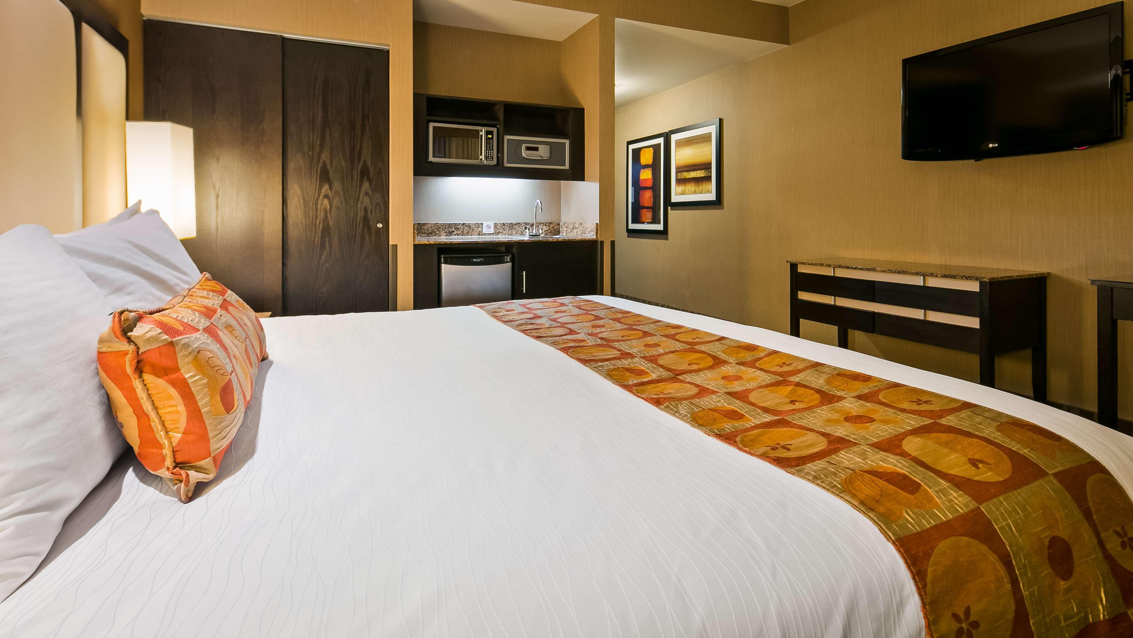 Best Western Premier Freeport Inn Calgary Airport Экстерьер фото