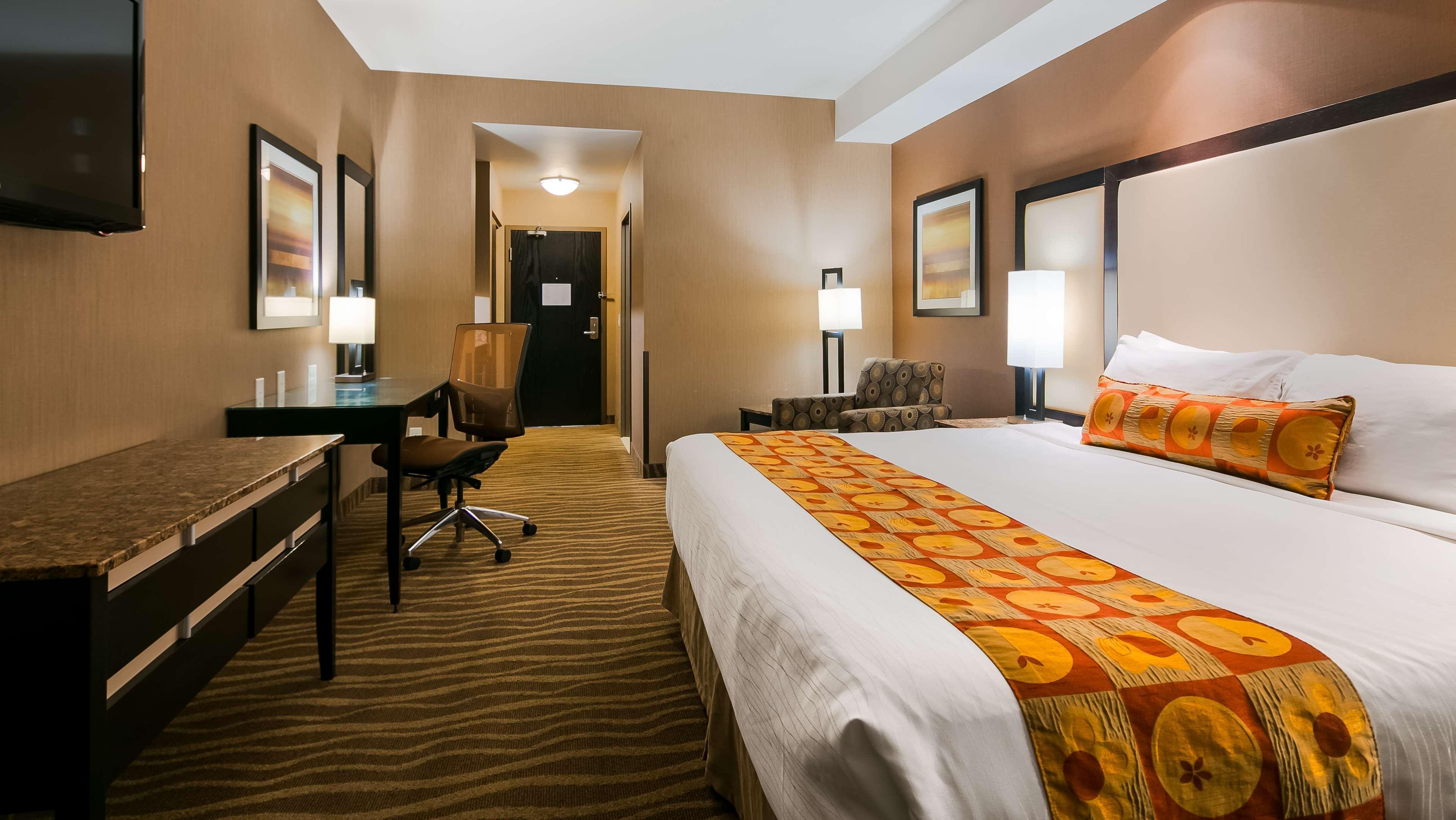 Best Western Premier Freeport Inn Calgary Airport Экстерьер фото